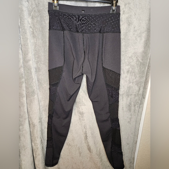 G1. Lululemon Just Breathe Mesh Pant in Black - Approx Size 8 - Picture 5 of 11
